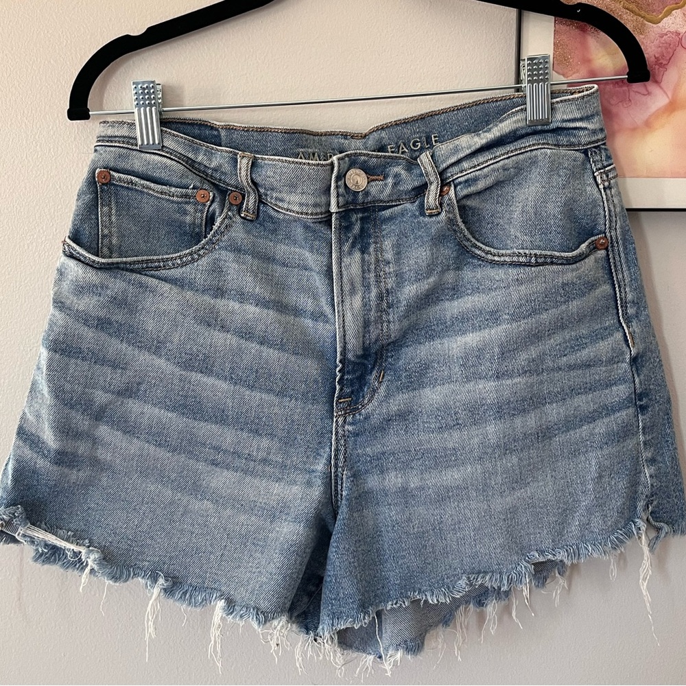 American Eagle denim shorts
Used but great condition!